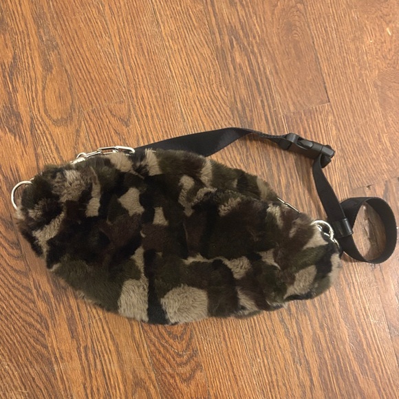Jocelyn Camouflage Fur Fannypack Belt Bag - Picture 3 of 4